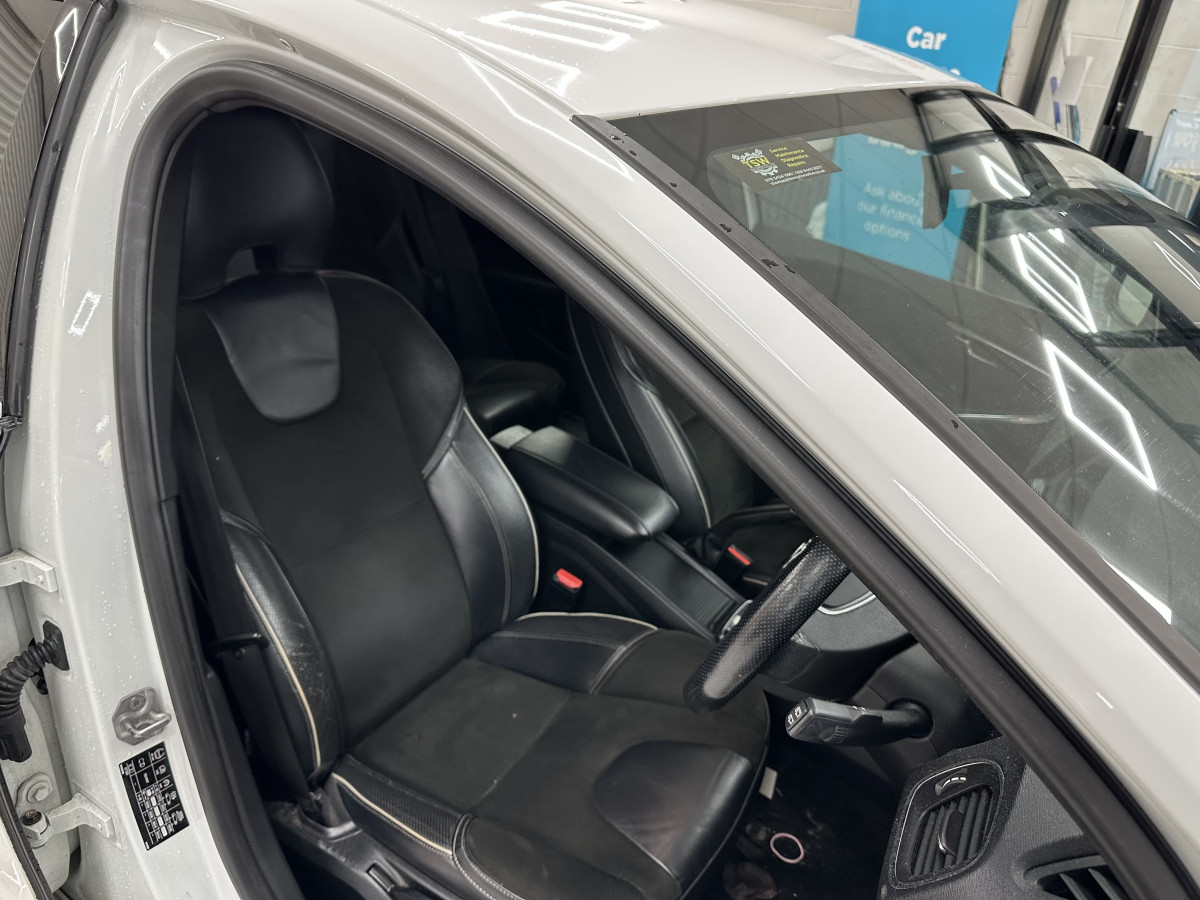 2015 VOLVO V40 2.0 D3 (120) R DESIGN — MOTd UNTIL 10th MARCH 2027 — ONLY £20 TAX