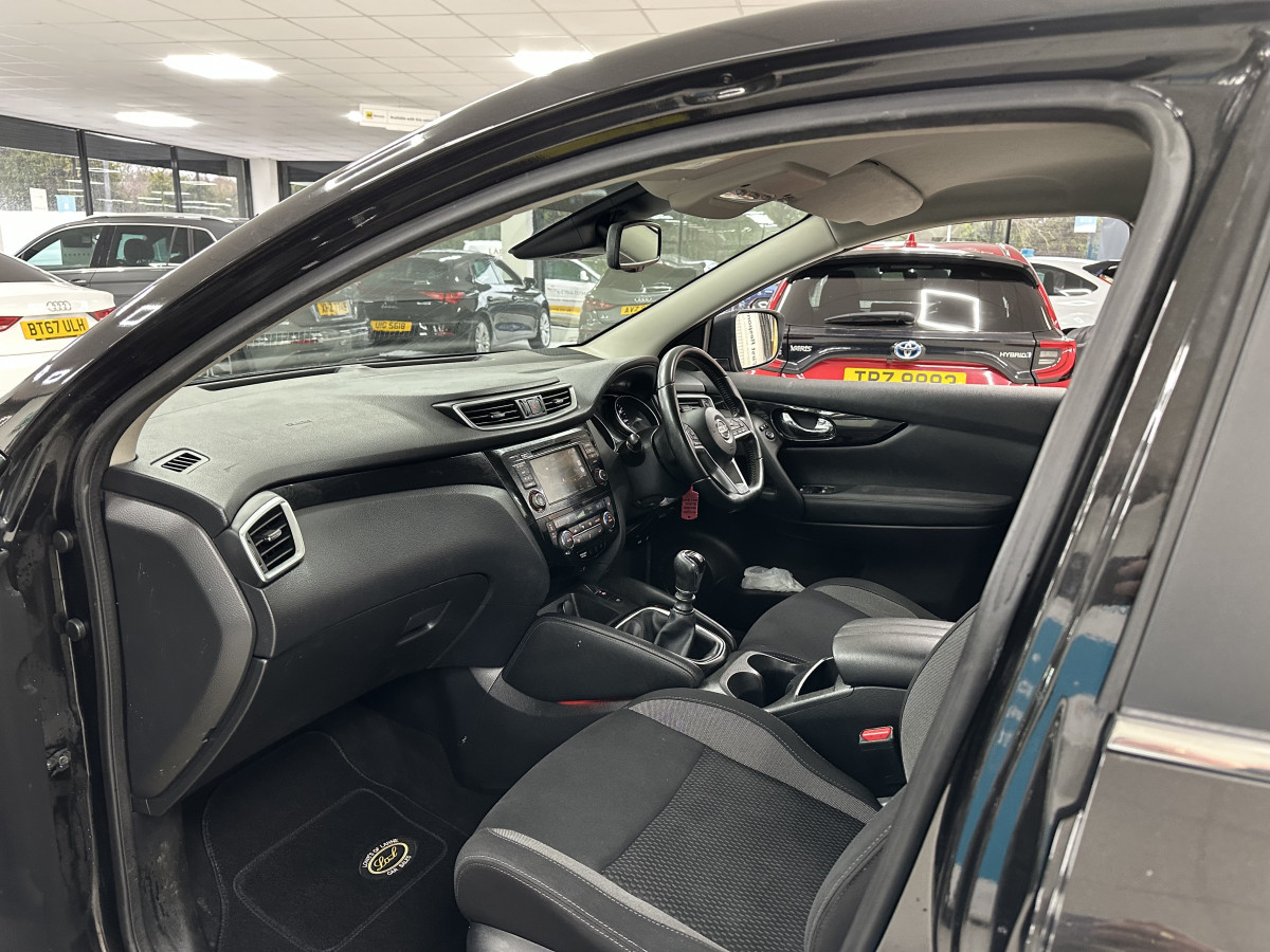 2019 NISSAN QASHQAI 1.5 DCi ACENTA PREMIUM with SAT NAV & REAR CAMERA (ONE OWNER & FSH)