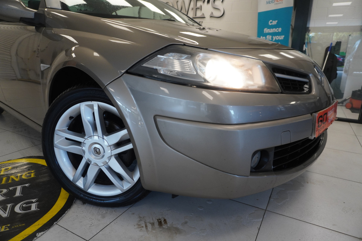 2010 RENAULT MEGANE 1.5 DCi DYNAMIQUE S CONVERTIBLE with ONLY 52,000 MILES — BLACK LEATHER