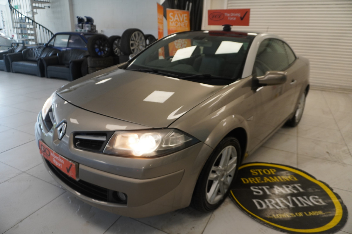 2010 RENAULT MEGANE 1.5 DCi DYNAMIQUE S CONVERTIBLE with ONLY 52,000 MILES — BLACK LEATHER