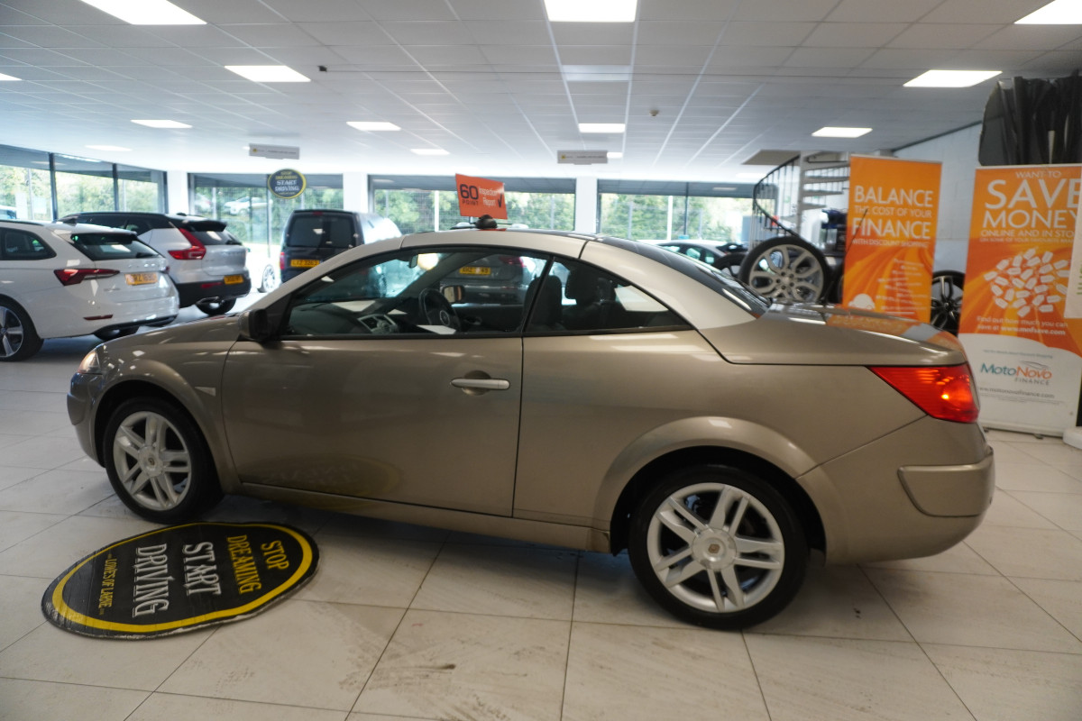 2010 RENAULT MEGANE 1.5 DCi DYNAMIQUE S CONVERTIBLE with ONLY 52,000 MILES — BLACK LEATHER