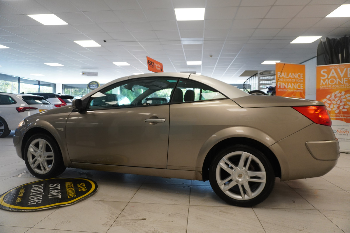 2010 RENAULT MEGANE 1.5 DCi DYNAMIQUE S CONVERTIBLE with ONLY 52,000 MILES — BLACK LEATHER