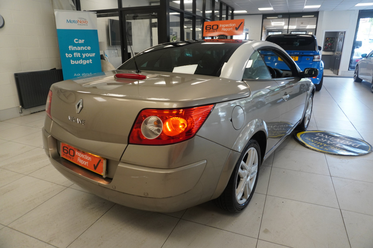 2010 RENAULT MEGANE 1.5 DCi DYNAMIQUE S CONVERTIBLE with ONLY 52,000 MILES — BLACK LEATHER