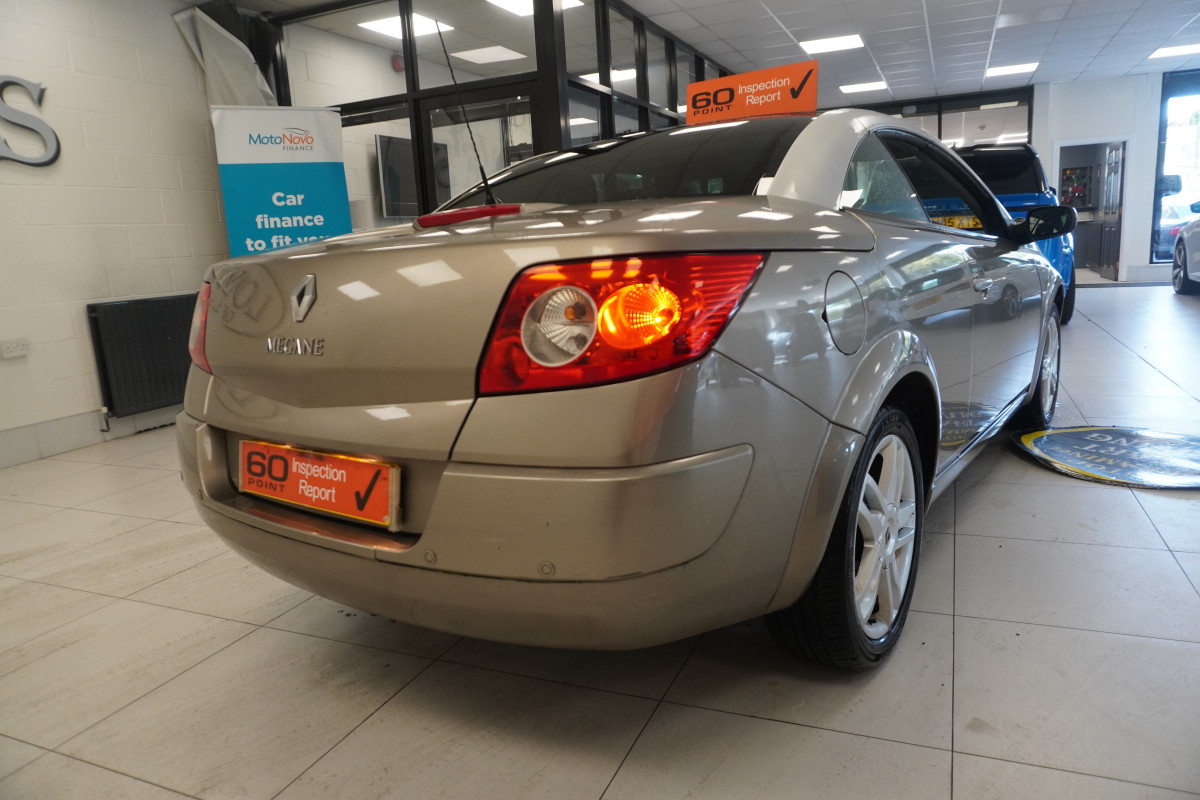 2010 RENAULT MEGANE 1.5 DCi DYNAMIQUE S CONVERTIBLE with ONLY 52,000 MILES — BLACK LEATHER