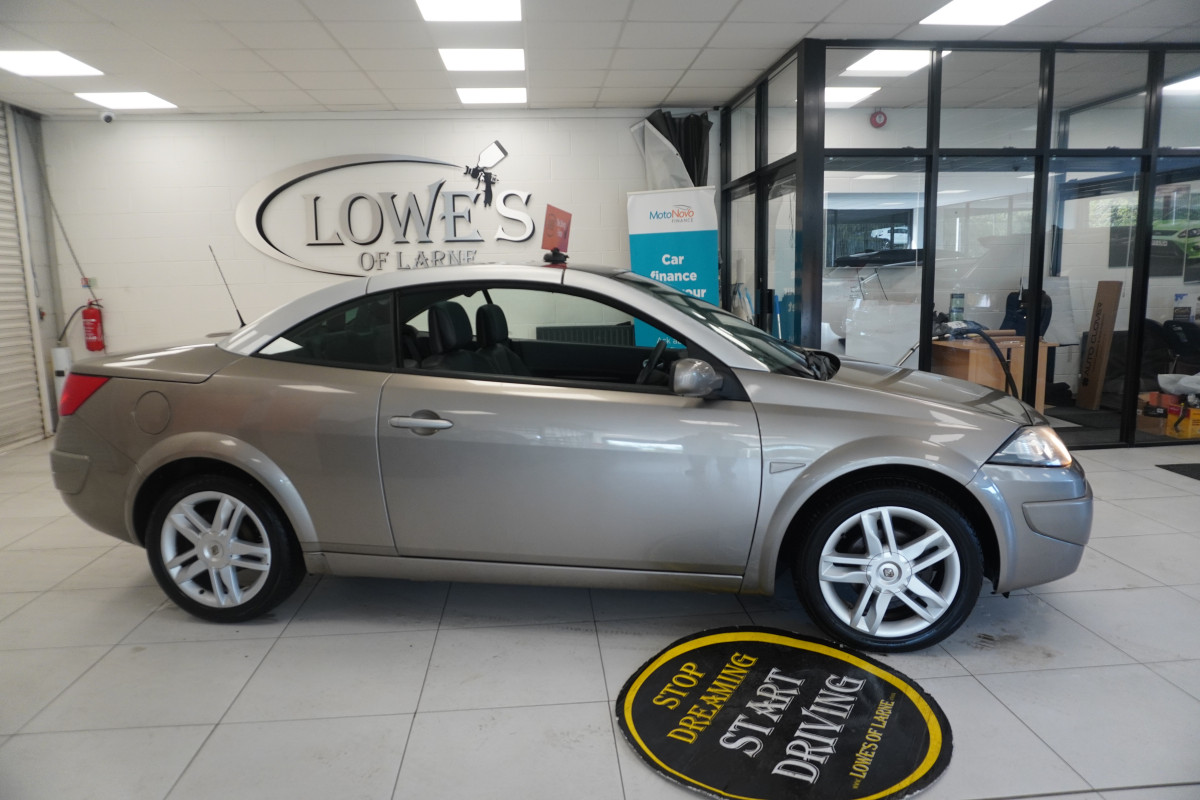 2010 RENAULT MEGANE 1.5 DCi DYNAMIQUE S CONVERTIBLE with ONLY 52,000 MILES — BLACK LEATHER