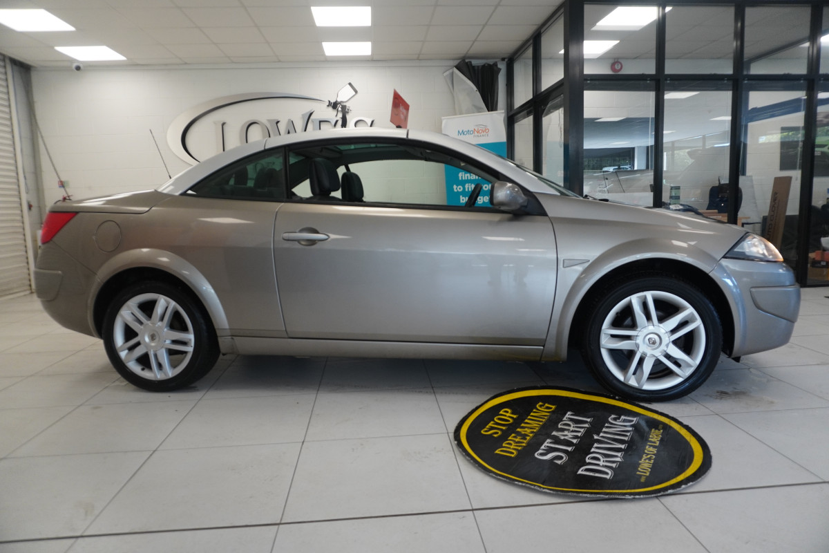 2010 RENAULT MEGANE 1.5 DCi DYNAMIQUE S CONVERTIBLE with ONLY 52,000 MILES — BLACK LEATHER