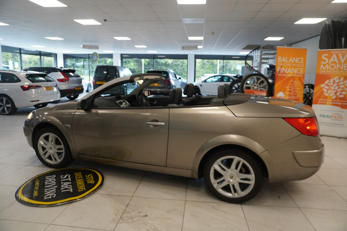 2010 RENAULT MEGANE 1.5 DCi DYNAMIQUE S CONVERTIBLE with ONLY 52,000 MILES — BLACK LEATHER