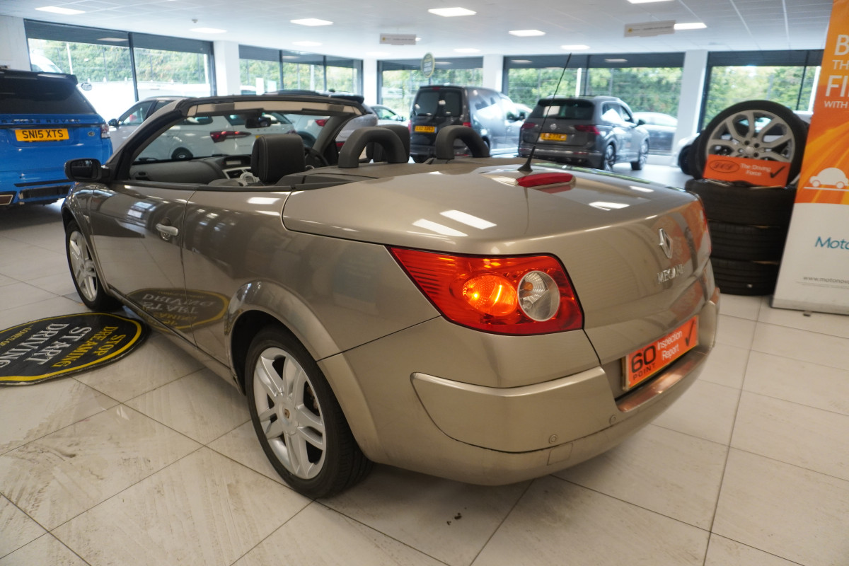 2010 RENAULT MEGANE 1.5 DCi DYNAMIQUE S CONVERTIBLE with ONLY 52,000 MILES — BLACK LEATHER