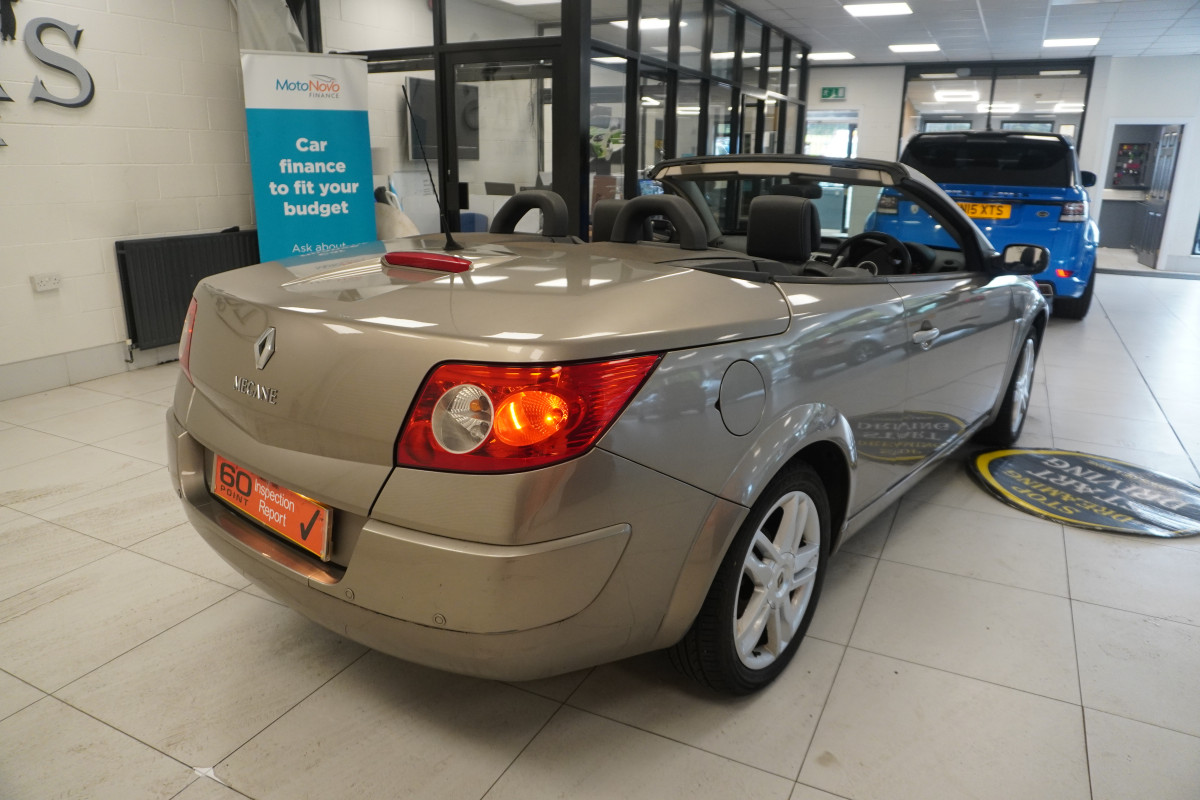 2010 RENAULT MEGANE 1.5 DCi DYNAMIQUE S CONVERTIBLE with ONLY 52,000 MILES — BLACK LEATHER