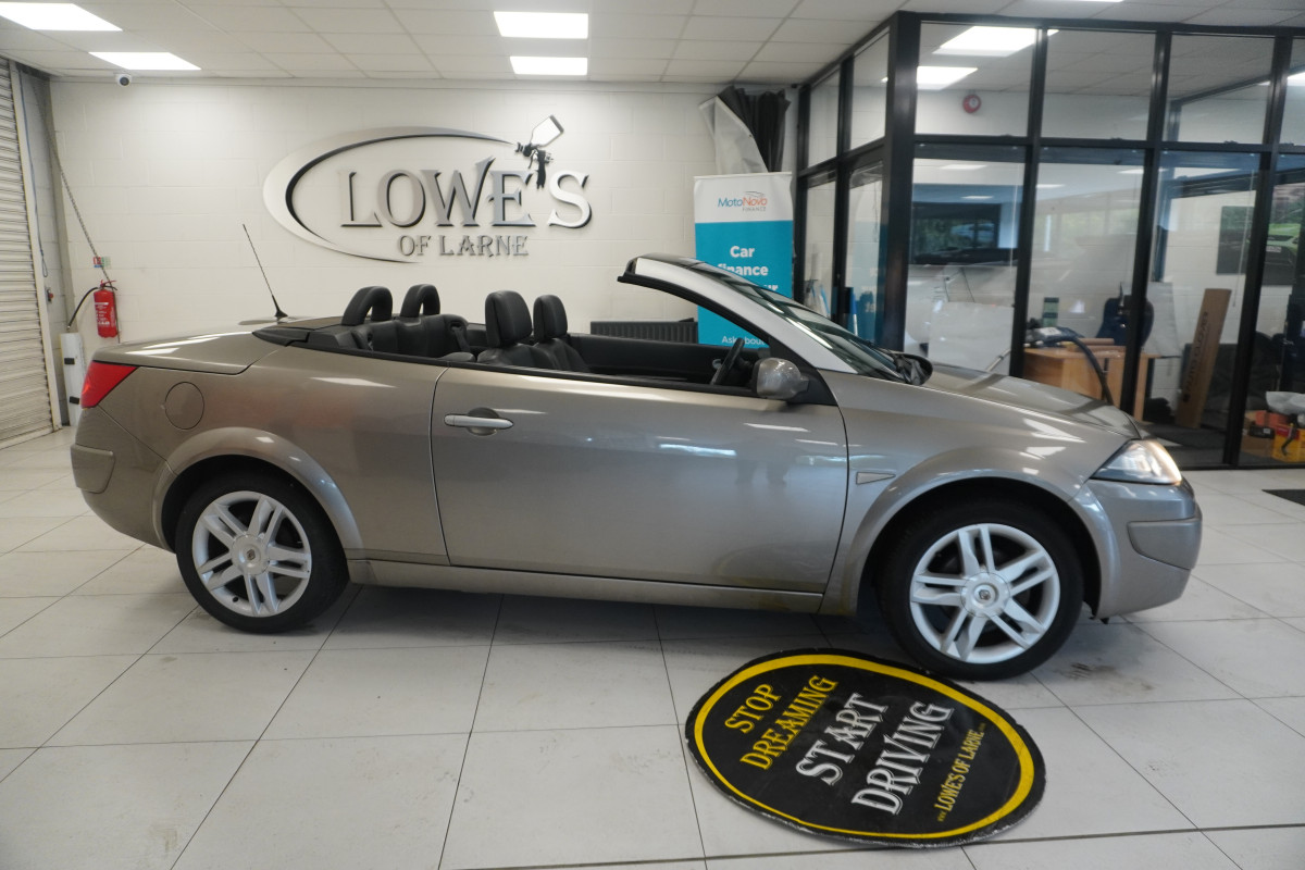 2010 RENAULT MEGANE 1.5 DCi DYNAMIQUE S CONVERTIBLE with ONLY 52,000 MILES — BLACK LEATHER