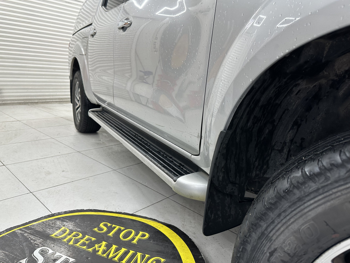 2017 (JUNE) NISSAN NAVARA 2.3 DCi 190 TEKNA DOUBLE CAB PICK-UP AUTOMATIC with ONLY 99K — HEATED LEATHER, SAT NAV —***NO VAT***