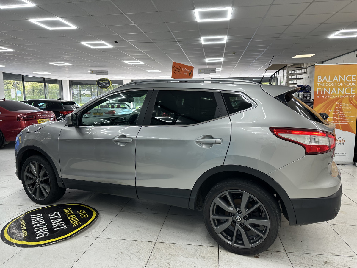 2017 NISSAN QASHQAI 1.5 DCi TEKNA with BLACK LEATHER, SAT NAV & REAR CAMERA — ONLY 79K