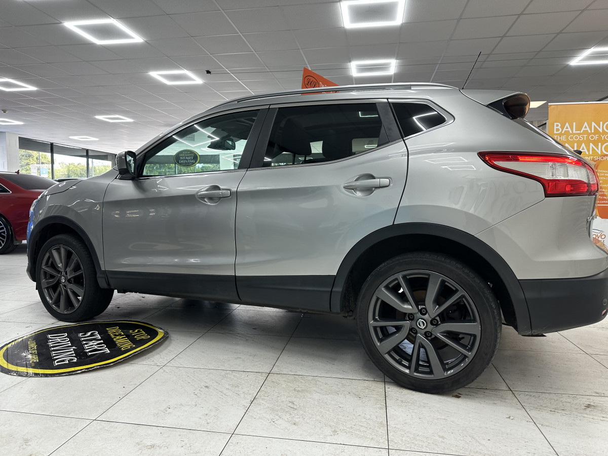 2017 NISSAN QASHQAI 1.5 DCi TEKNA with BLACK LEATHER, SAT NAV & REAR CAMERA — ONLY 79K