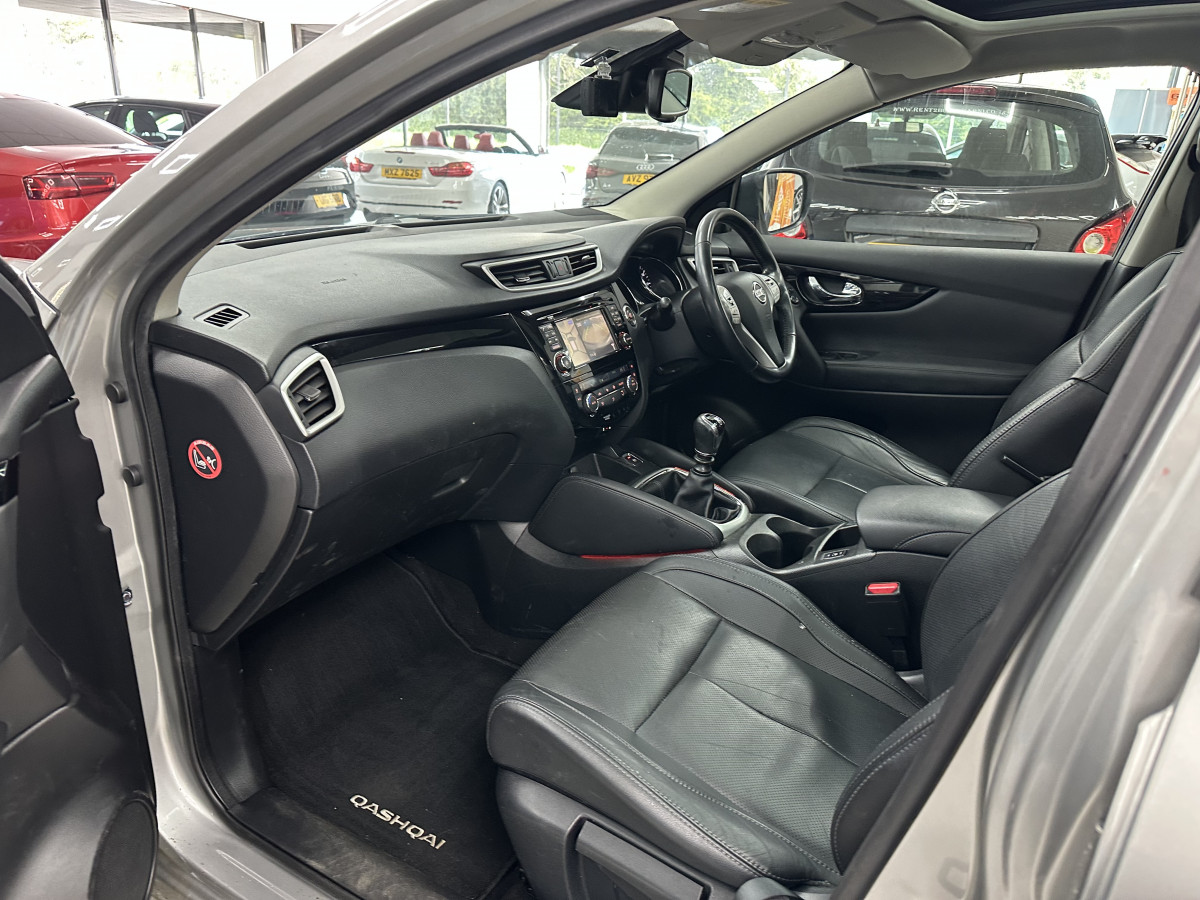 2017 NISSAN QASHQAI 1.5 DCi TEKNA with BLACK LEATHER, SAT NAV & REAR CAMERA — ONLY 79K