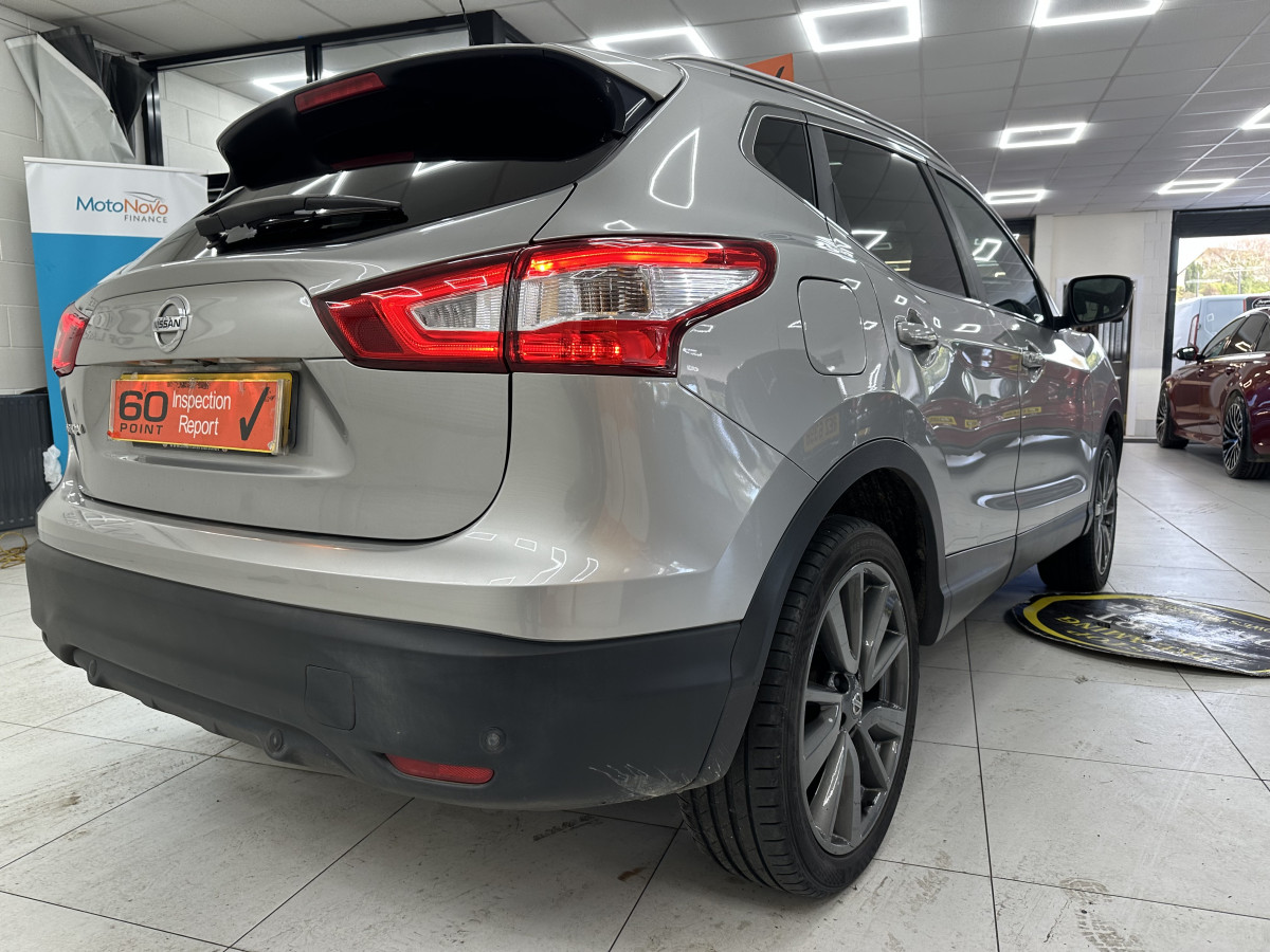2017 NISSAN QASHQAI 1.5 DCi TEKNA with BLACK LEATHER, SAT NAV & REAR CAMERA — ONLY 79K