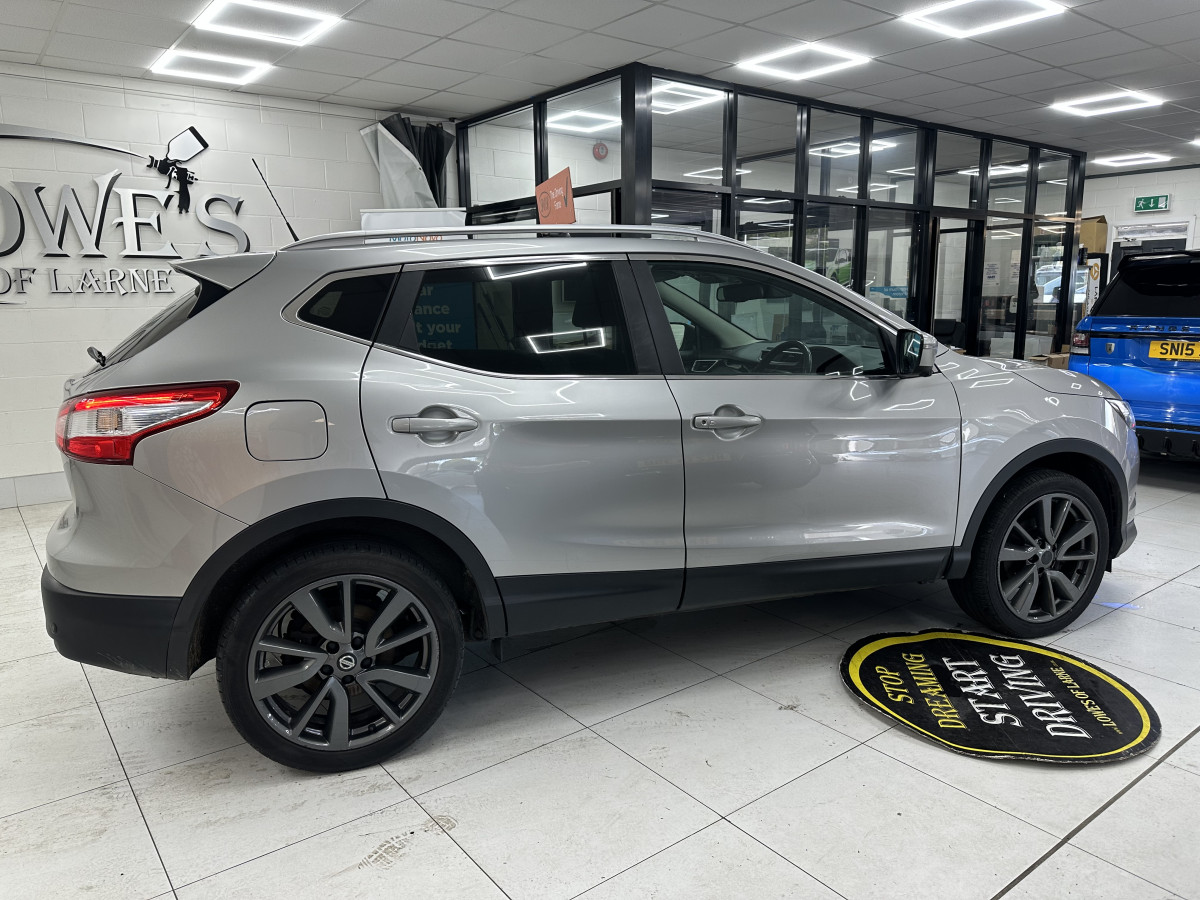 2017 NISSAN QASHQAI 1.5 DCi TEKNA with BLACK LEATHER, SAT NAV & REAR CAMERA — ONLY 79K