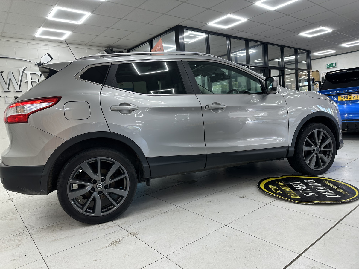 2017 NISSAN QASHQAI 1.5 DCi TEKNA with BLACK LEATHER, SAT NAV & REAR CAMERA — ONLY 79K