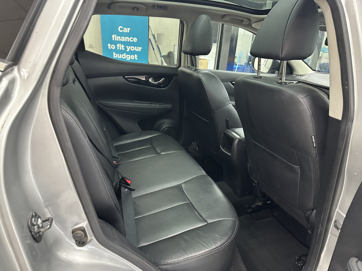 2017 NISSAN QASHQAI 1.5 DCi TEKNA with BLACK LEATHER, SAT NAV & REAR CAMERA — ONLY 79K