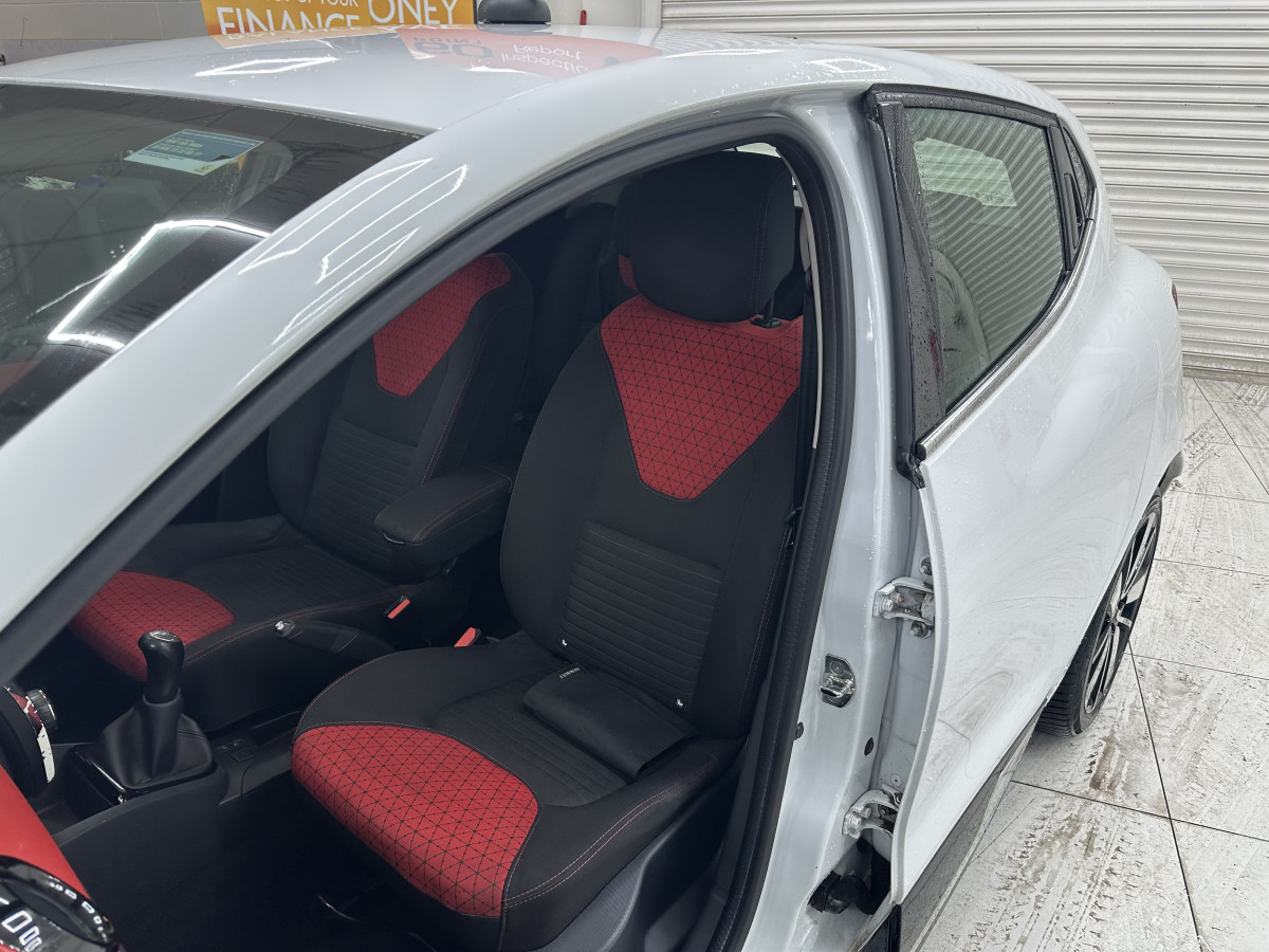 2014 RENAULT CLIO 1.5 DCi DYNAMIQUES MediaNAV with ONLY 85,000 MILES —£20 TAX