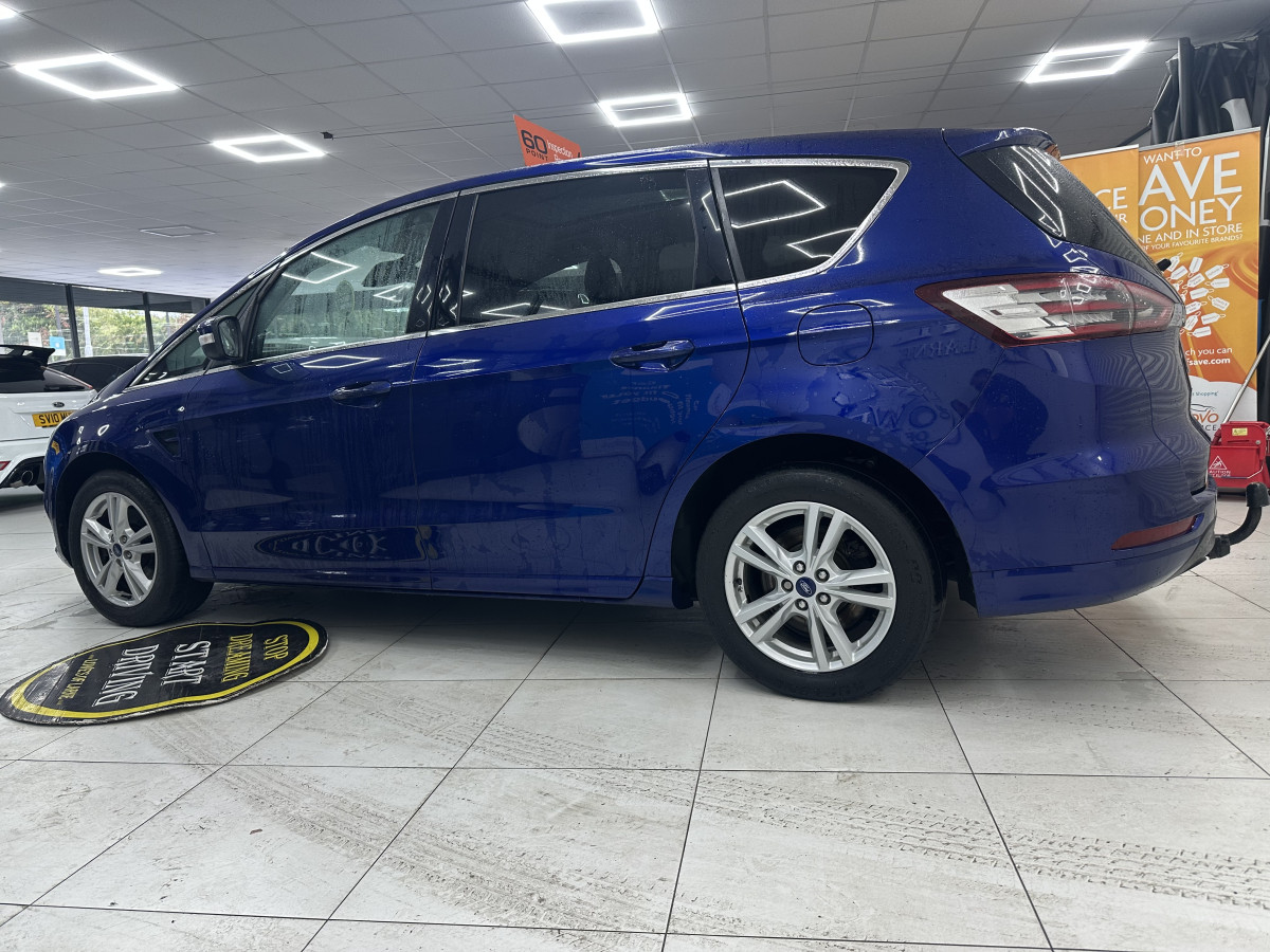 2018 (MAY) FORD S-MAX 2.0 TDCi 150 TITANIUM — 7 SEATER with PANORAMIC ROOF — FSH