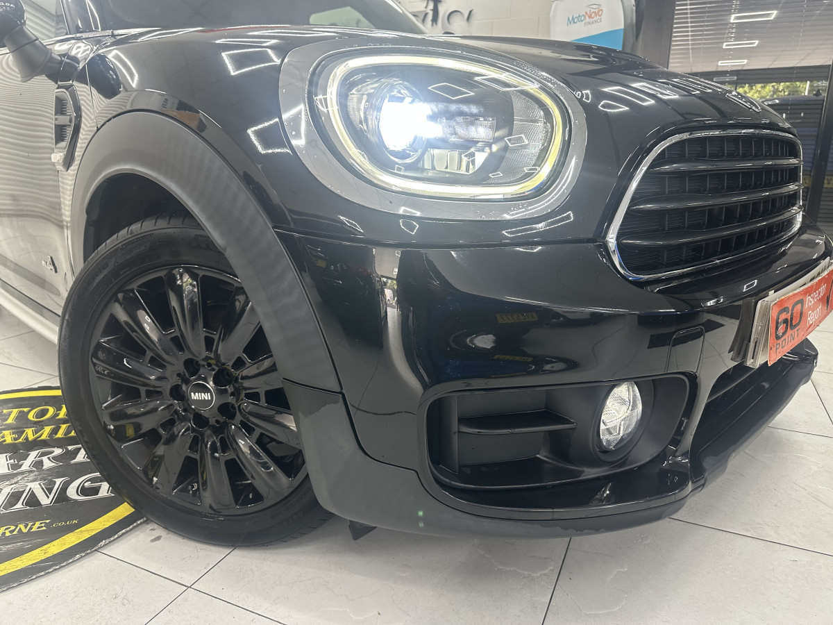 2018 MINI COUNTRYMAN 2.0 DIESEL COOPER ALL4 AUTOMATIC 5 DOOR with WHITE LEATHER & SAT NAV